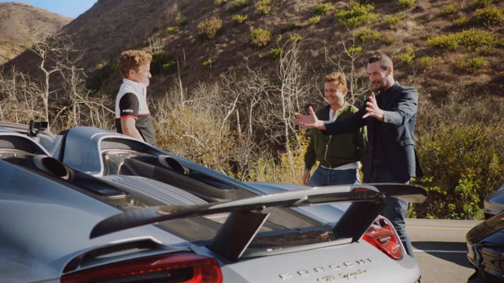 Keanu Reeves και Alex Winters συναντούν τον Patrick Long που φτάνει με μία Porsche 918 Spyder