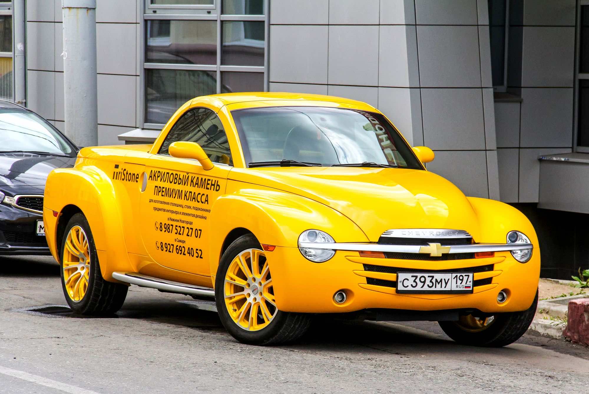 κίτρινο αυτοκίνητο παρκαρισμένο στο δρόμο