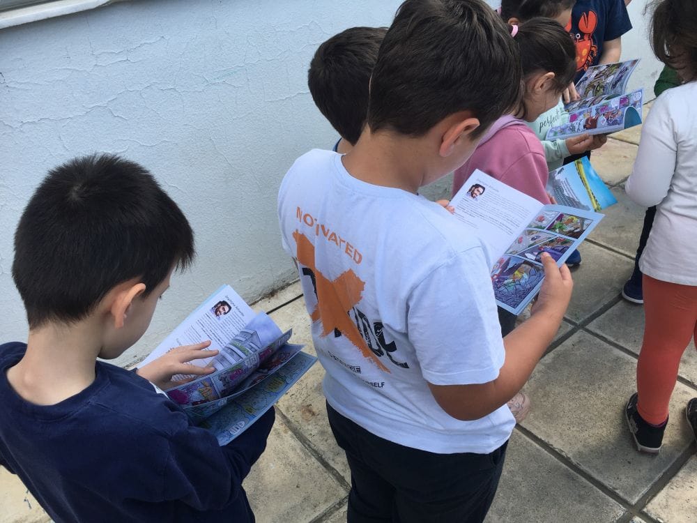 μικρά παιδιά στη σειρά διαβάζουν το κόμικ του Δημήτρη Αντωνίου