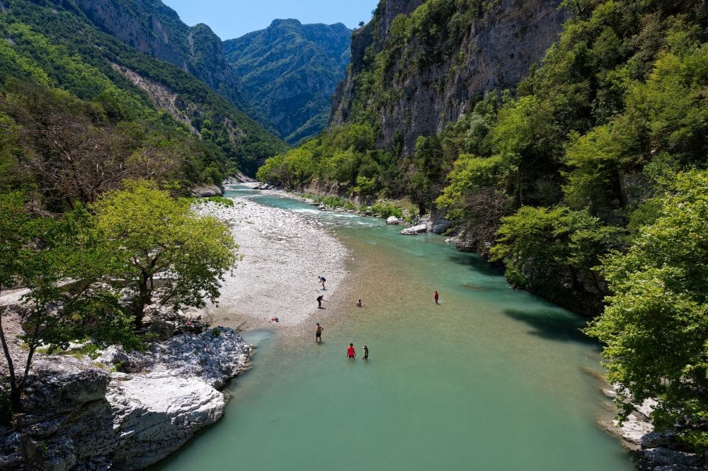 ποτάμι μέσα σε χαράδρα, άνθρωποι βουτούν