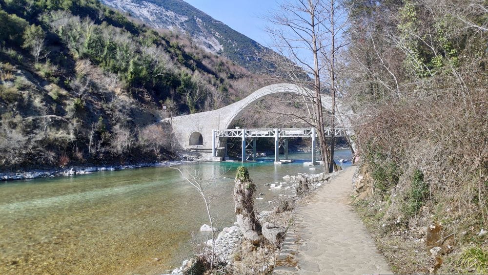 Γεφύρι Πλάκας ανακατασκευασμένο ενώνει τις δύο όχθες πάνω από το ποτάμι