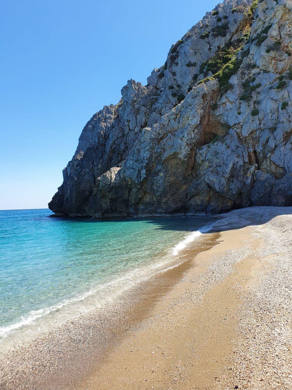 παραλία Κεφάλα στην Εύβοια με τιρκουάζ νερά