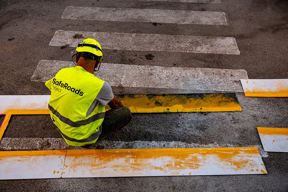 Μέλος του συνεργείου του Safe Roads project την ώρα που φτιάχνει σχολική διάβαση