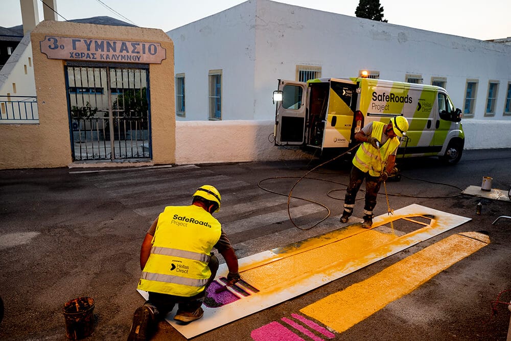 Το συνεργείο του Safe Roads project την ώρα που βάφει διάβαση έξω από σχολείο της Καλύμνου