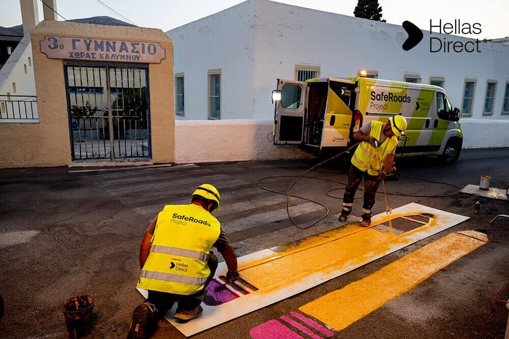 δρόμος έξω από σχολείο της Καλύμνου, το συνεργείο βάφει διάβαση πεζών με κίτρινα μολύβια