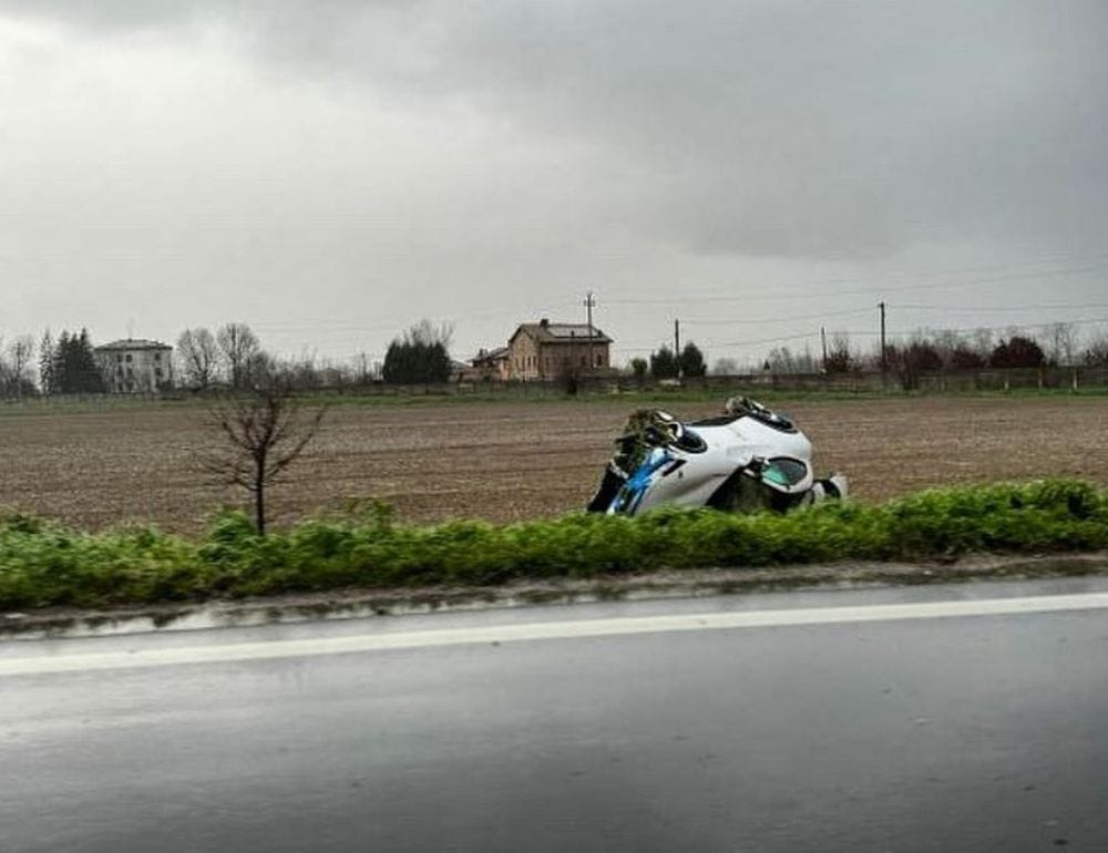 Ferrari τρακαρισμένη πεσμένη στο πλάι μέσα σε χωράφι