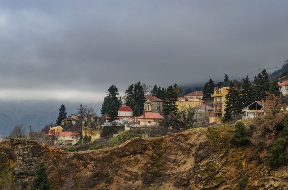 χωριό με φόντο γκρι ουρανό, Τρίκαλα Κορινθίας