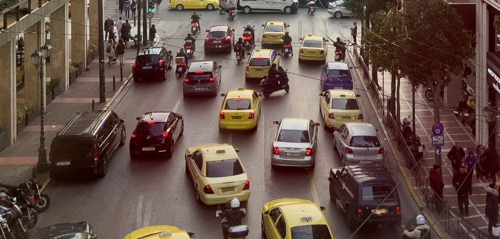 εικόνα από ψηλά, δρόμος με αυτοκίνητα και μηχανές στο φανάρι