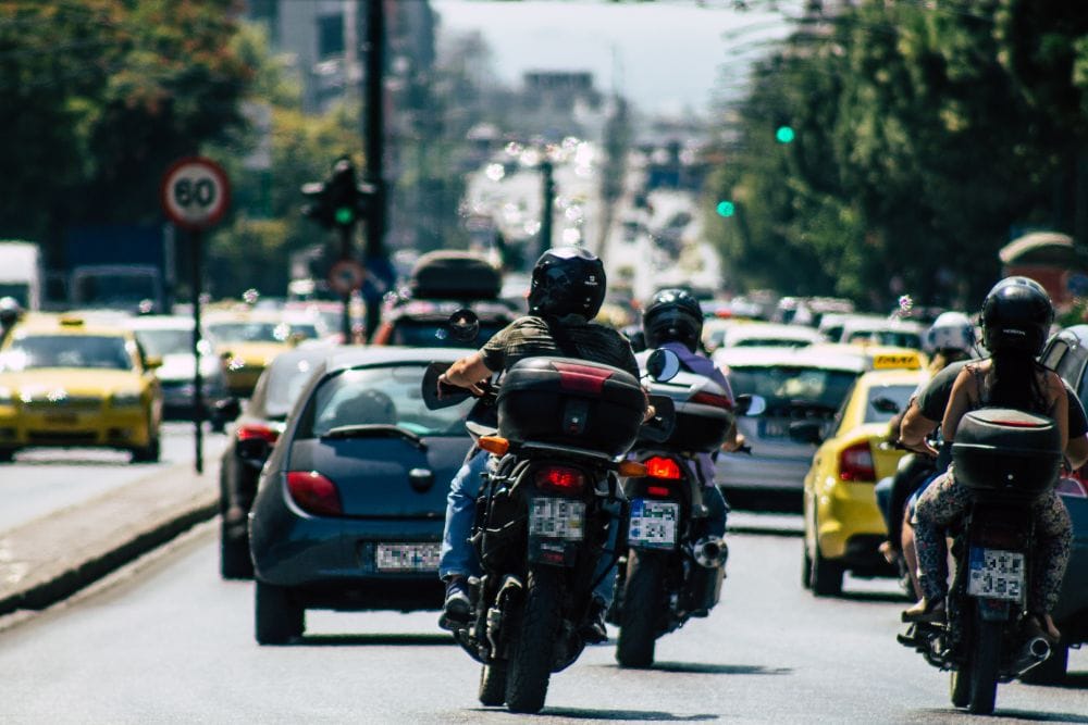 κίνηση οχημάτων σε δρόμο, αυτοκίνητα και μηχανές