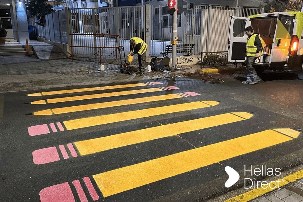 διάβαση πεζών με κίτρινα μολύβια έξω από σχολείο, το συνεργείο και το βαν