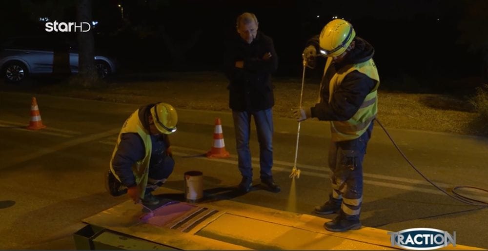 το συνεργείο του Safe Roads project σε ώρα εργασίας, ο Κώστας Στεφανής παρακολουθεί