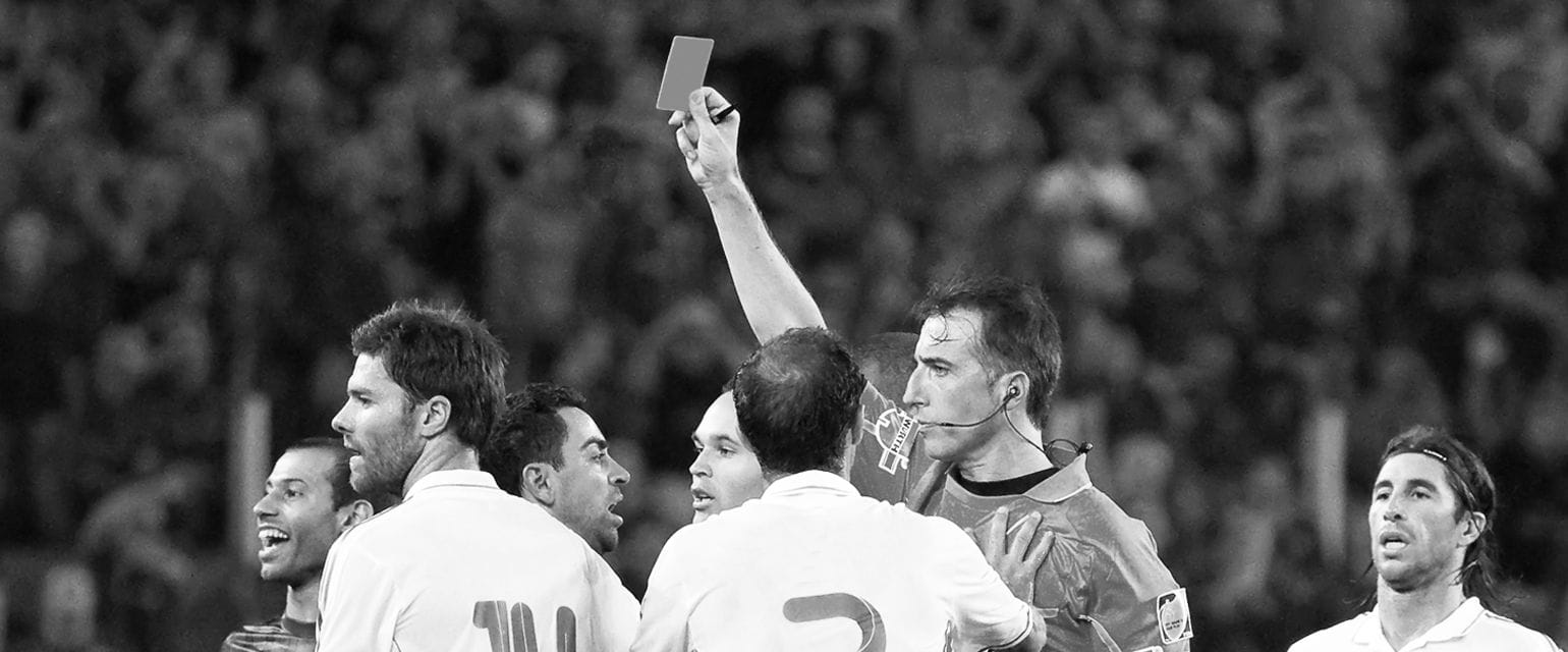 ασπρόμαυρη εικόνα από αγώνα ποδοσφαίρου, διαιτητής δείχνει κόκκινη κάρτα