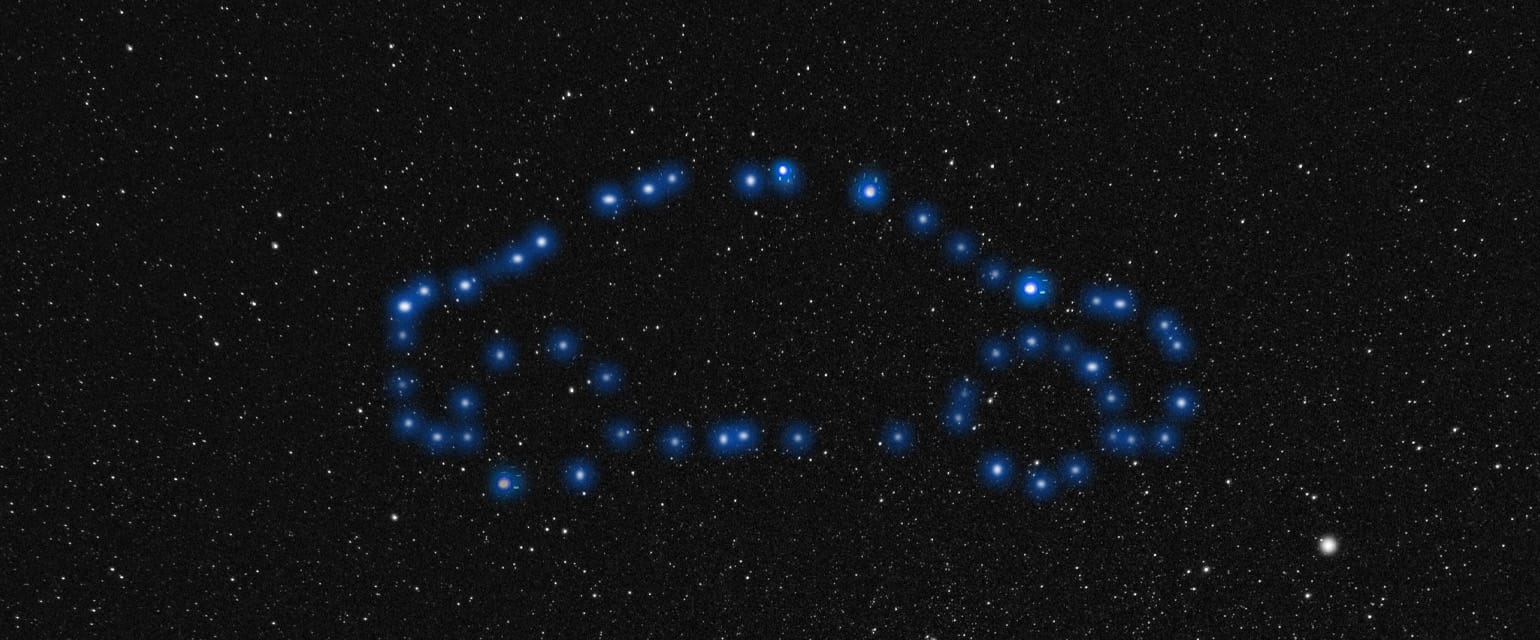 νυχτερινός έναστρος ουρανός, μπλε άστρα σχηματίζουν το περίγραμμα αυτοκινήτου 
